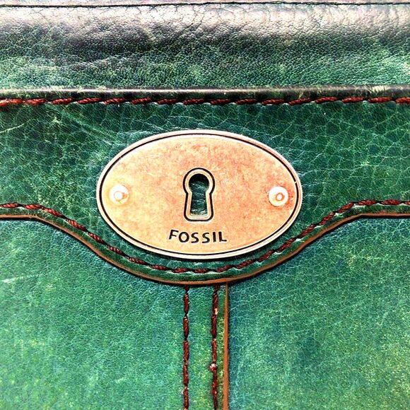 FOSSIL Marlow Pebbled Leather  Zip Around Wallet Green w/Silver Key Hole Logo - Picture 4 of 13